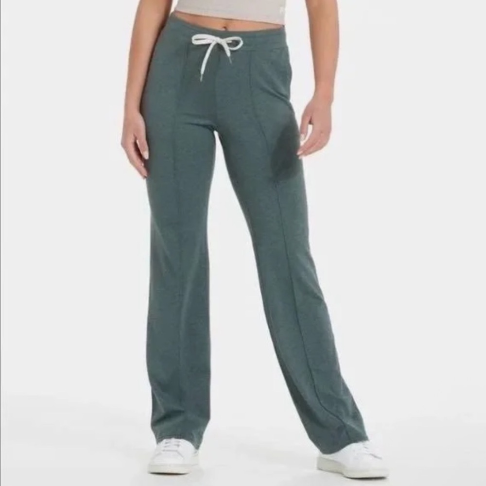 Vuori Women's Halo Wideleg Pants in Kelp Heather